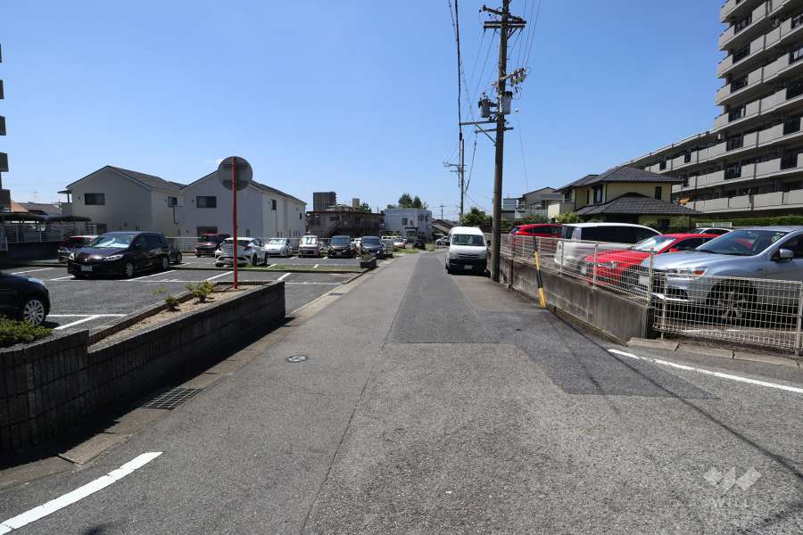 敷地北側の前面道路（東側から）