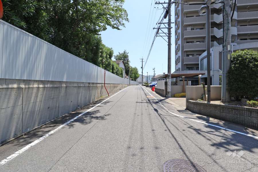 敷地北東側の前面道路（北西側から）