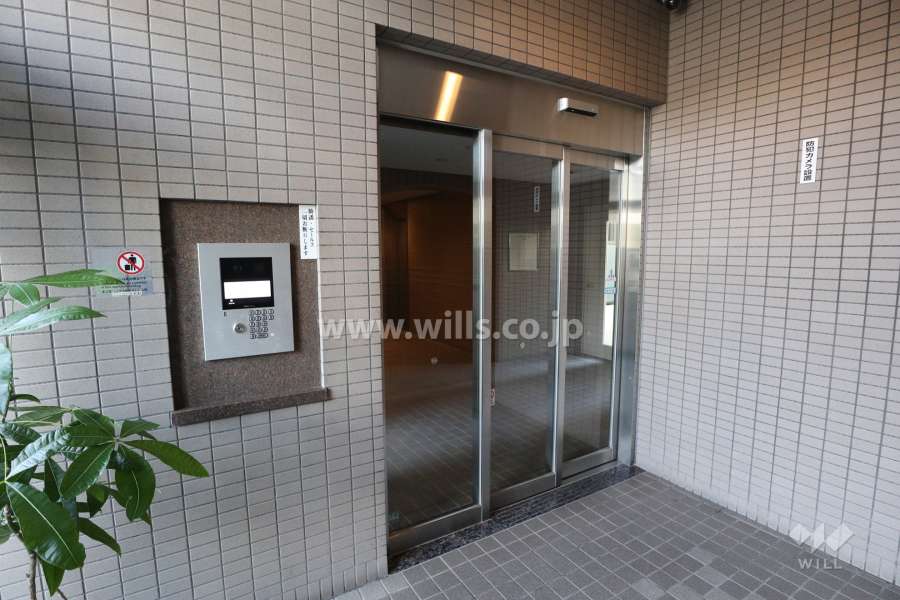 エントランスはオートロック付きです。