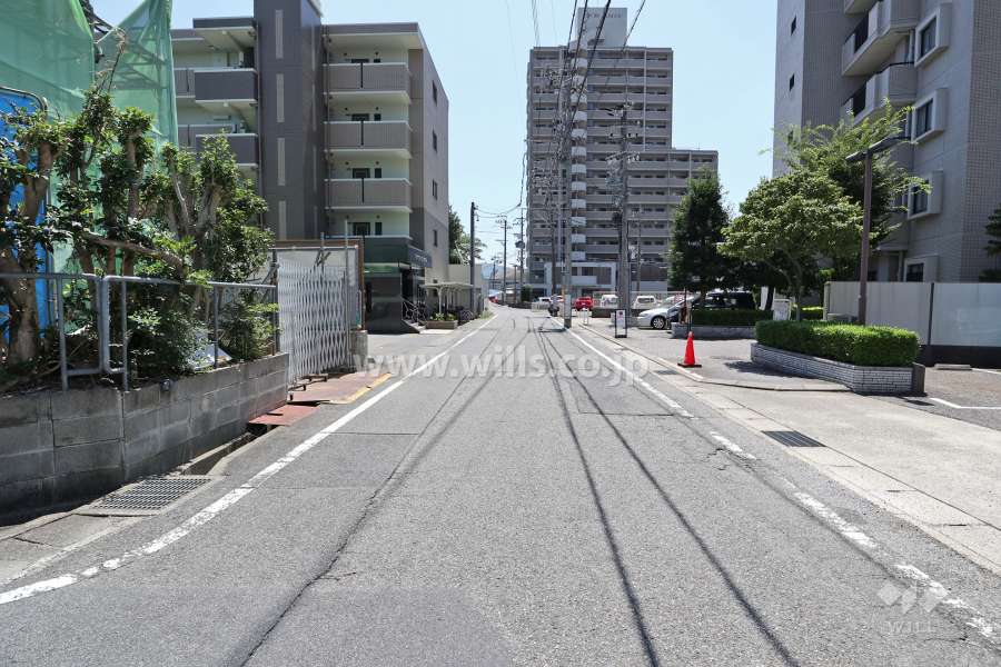 敷地東側の前面道路（北側から）
