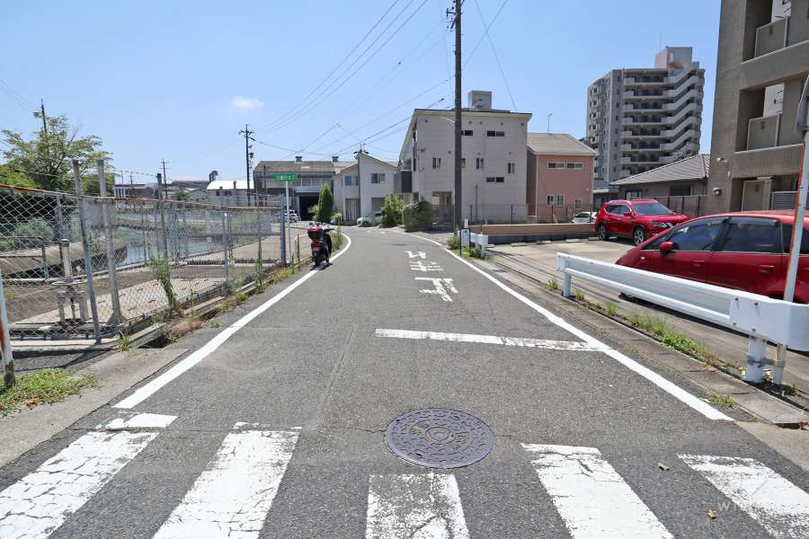 敷地東側の前面道路（北側から）
