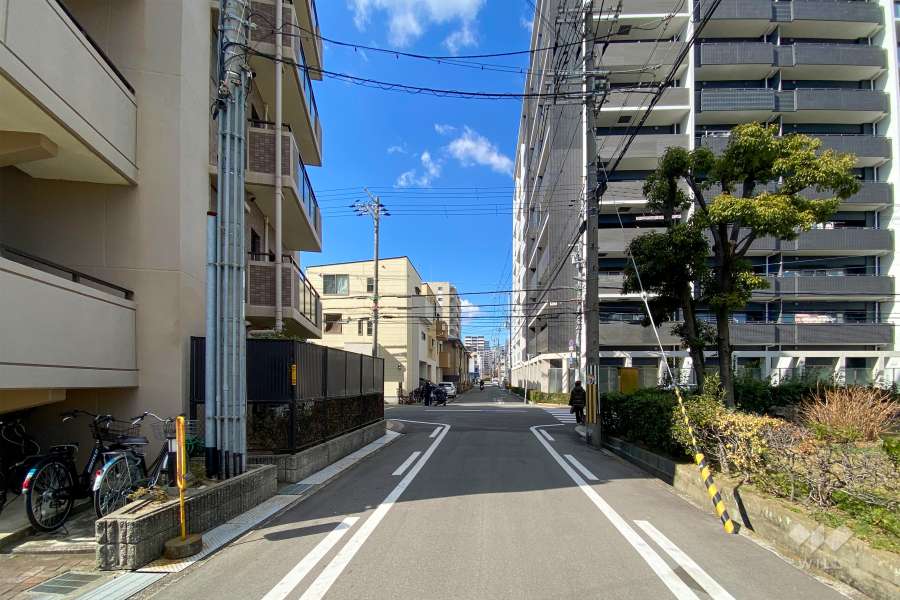 敷地北側の前面道路