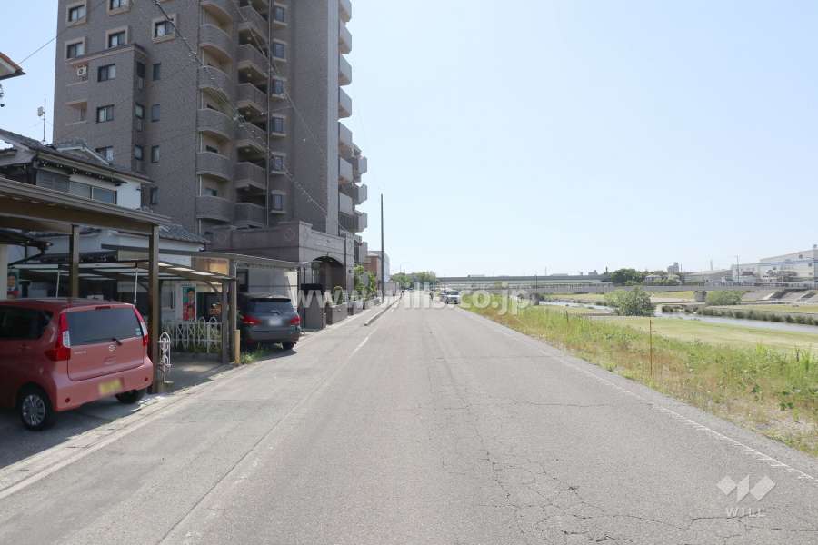 敷地北側の前面道路（東側から）