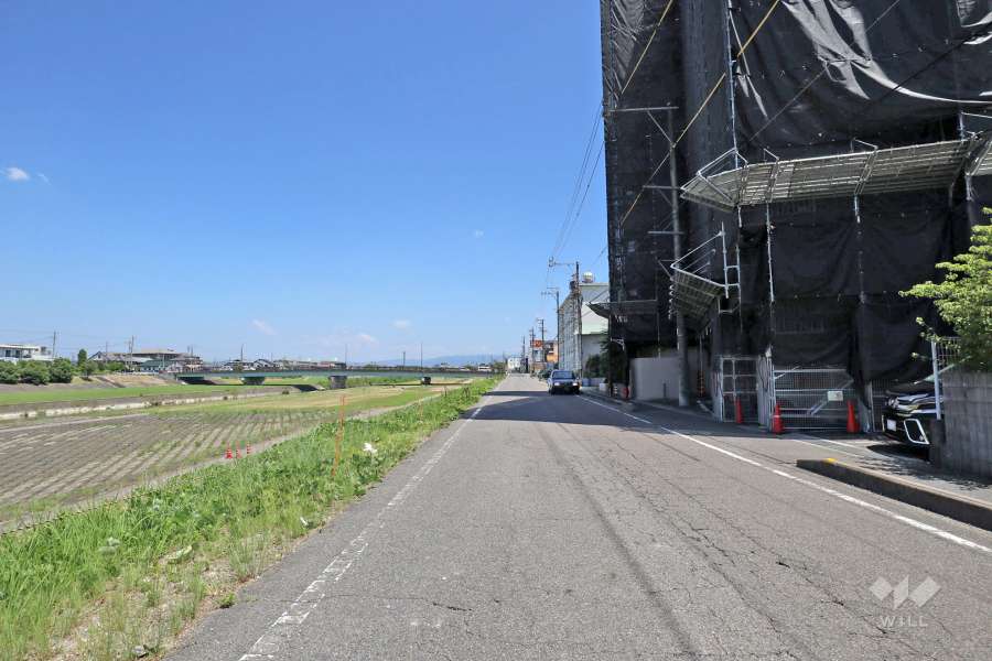 敷地北側の前面道路（西側から）