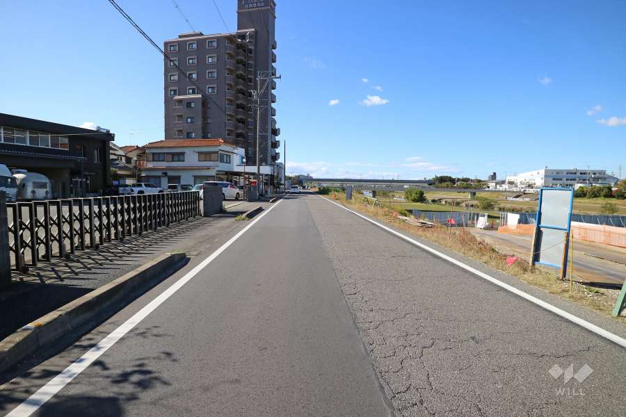 敷地北側の前面道路（東側から）