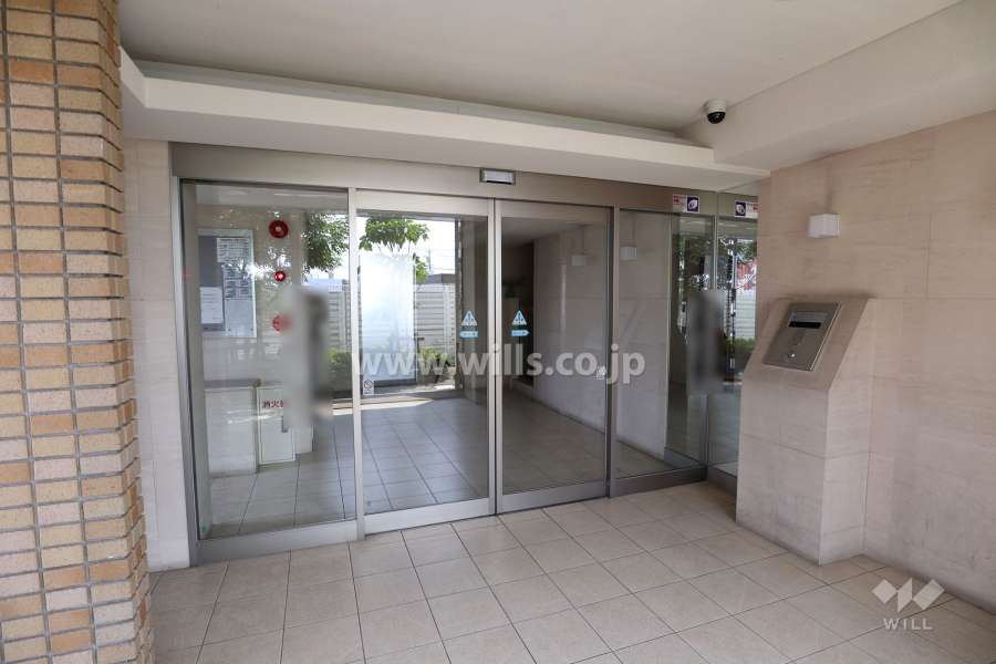 エントランスはオートロック付きです。