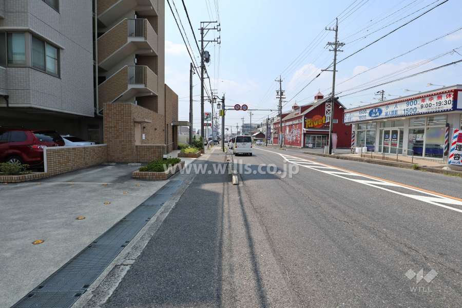 敷地北側の前面道路（東側から）