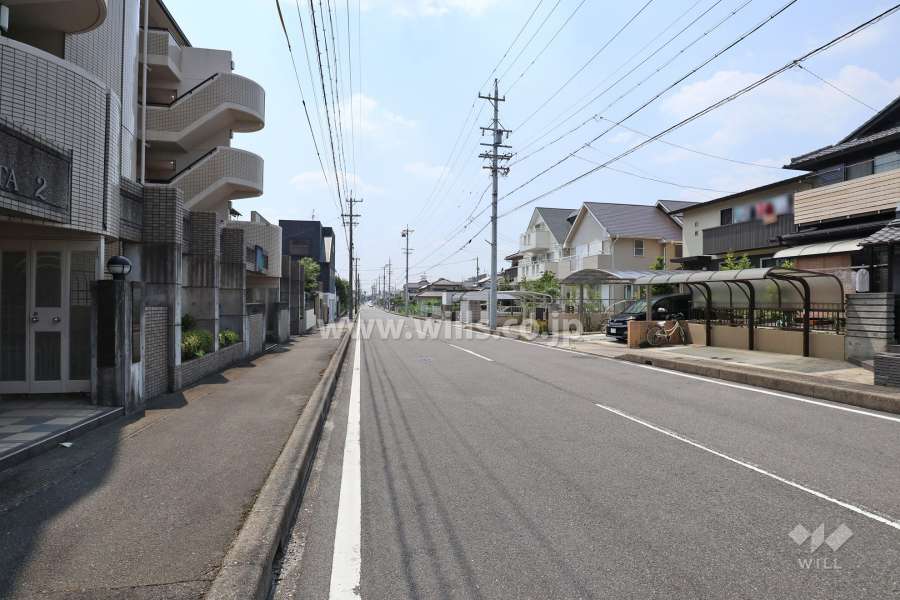 敷地北側の前面道路（東側から）