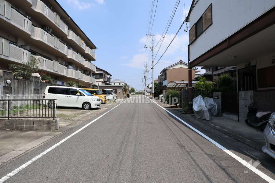 敷地南側の前面道路（西側から）
