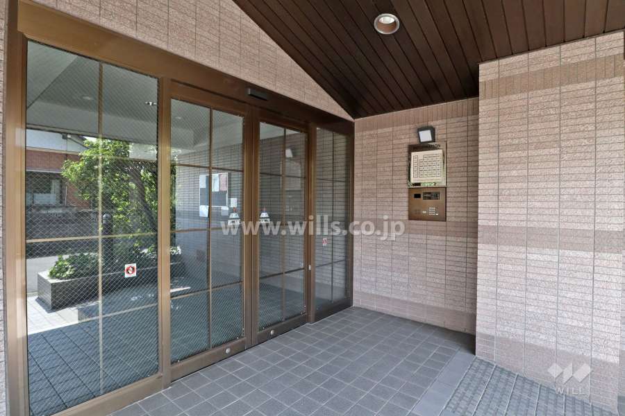 エントランスはオートロック付きです。