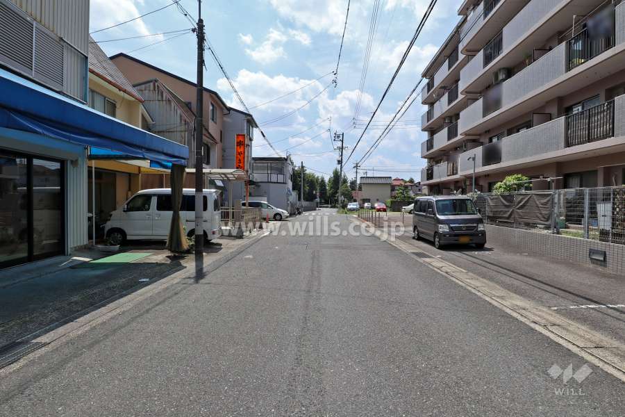 敷地南側の前面道路（東側から）