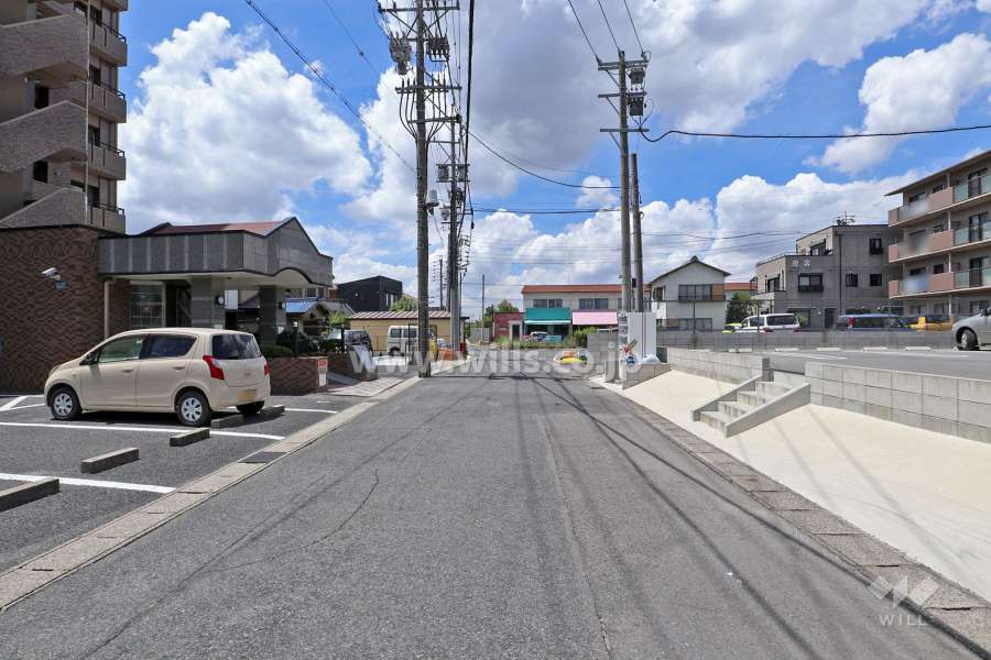 敷地北側の前面道路（東側から）