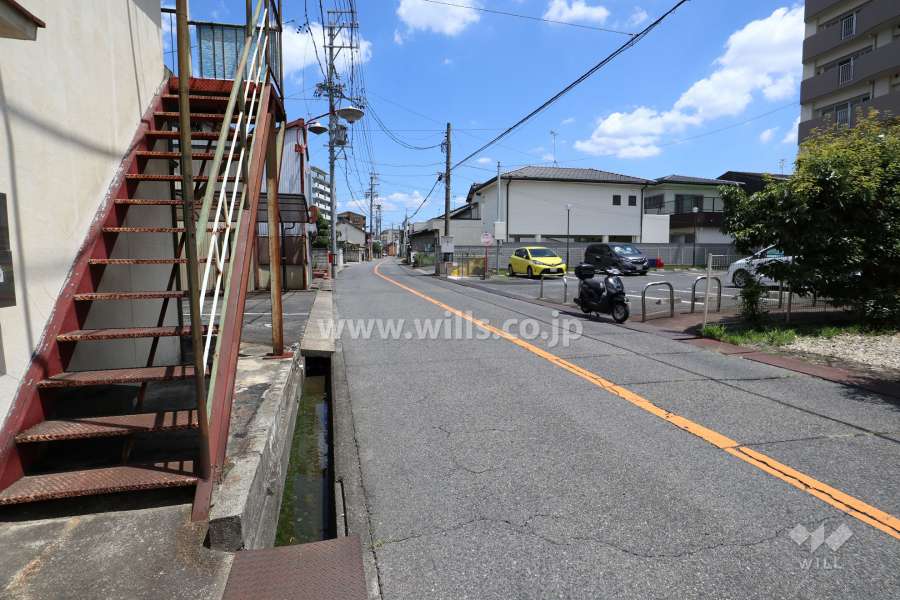 敷地北側の前面道路（西側から）