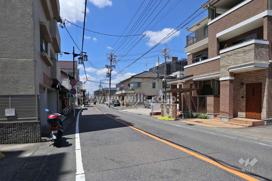 敷地北側の前面道路（西側から）