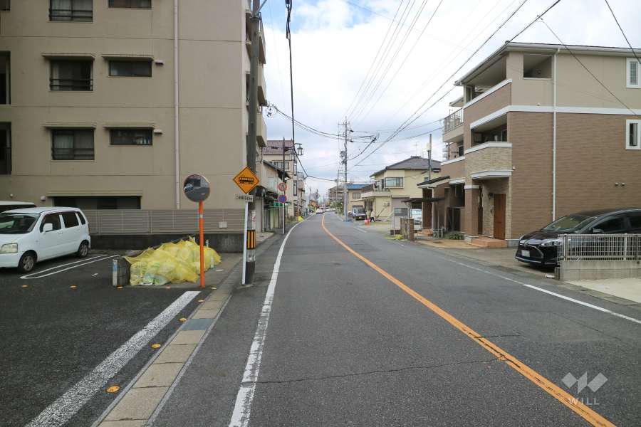 敷地北側の前面道路（東側から）