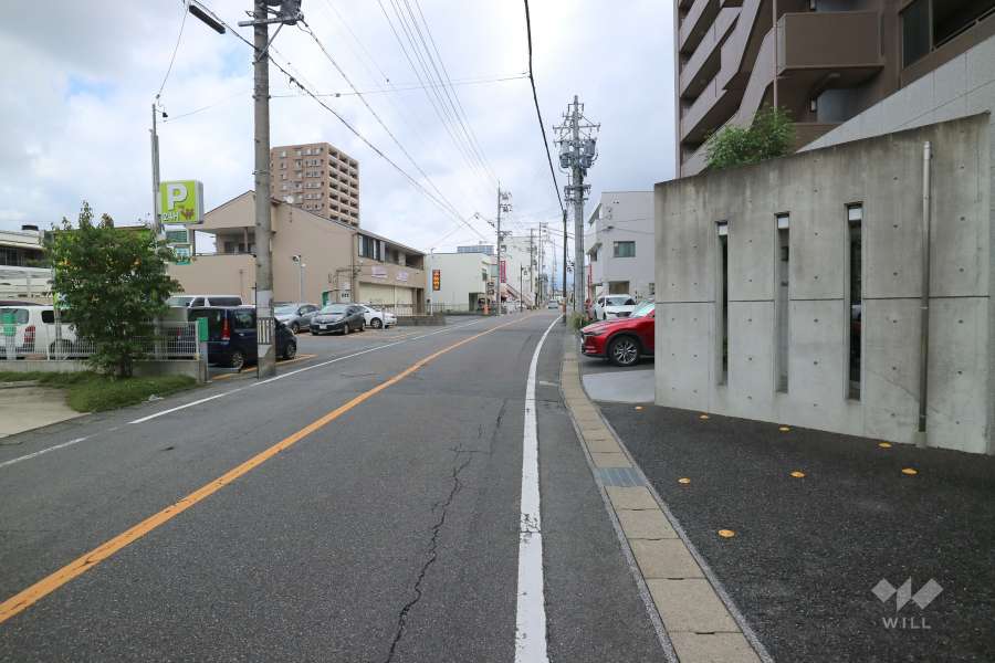 敷地北側の前面道路（西側から）