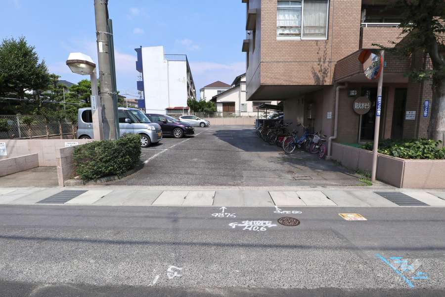 駐車場出入り口
