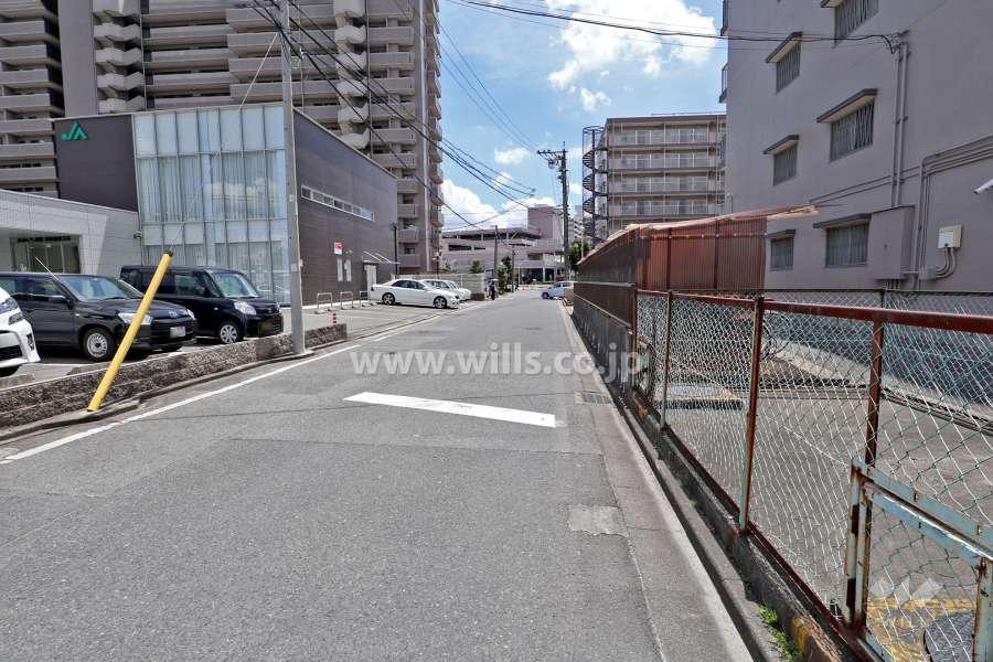 敷地東側の前面道路（北側から）