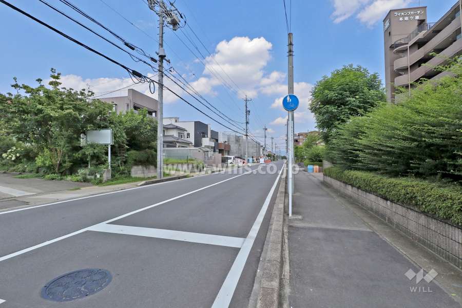 敷地北側の前面道路（西側から）