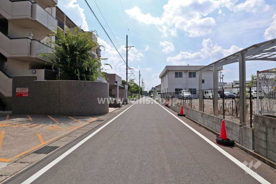敷地北側の前面道路（東側から）