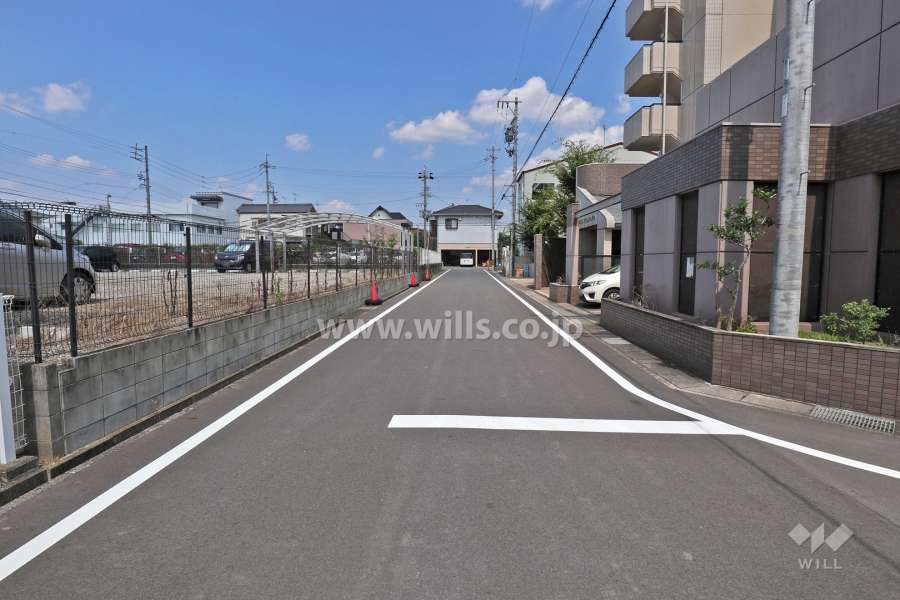 敷地北側の前面道路（西側から）