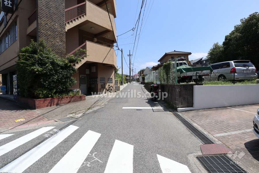 敷地北西側の前面道路（南西側から）