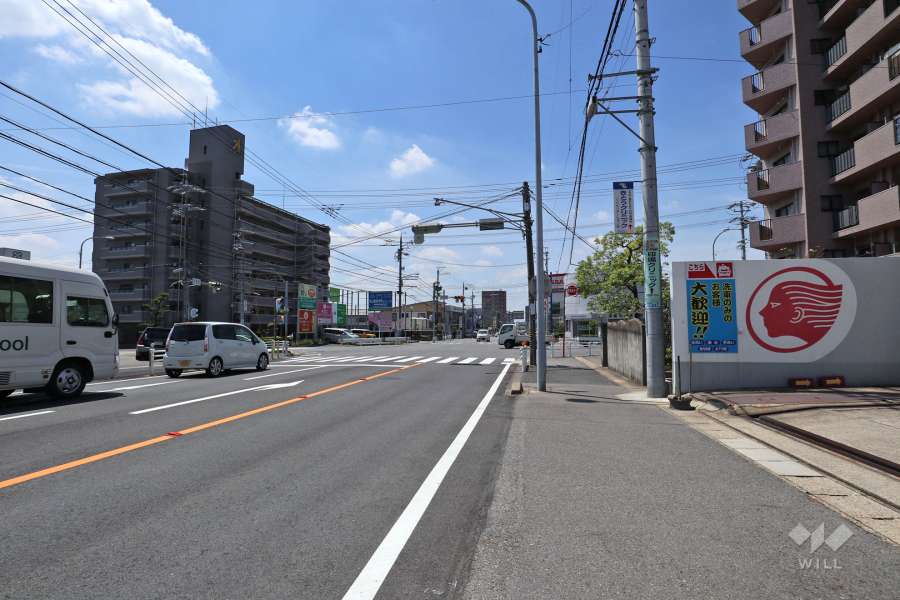 敷地南側の前面道路（東側から）