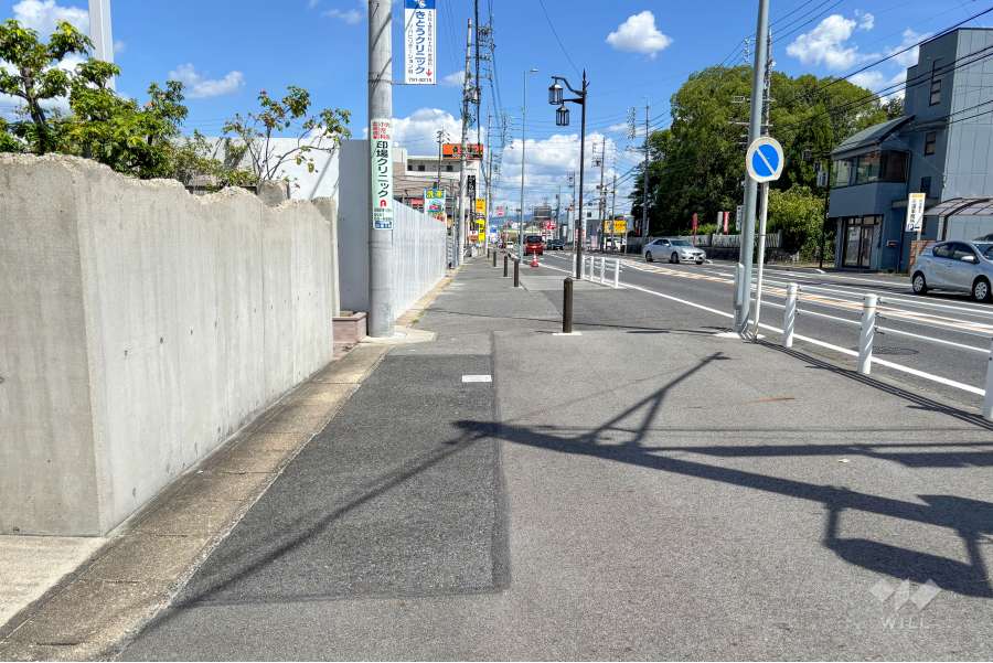 敷地南側の前面道路（西側から）
