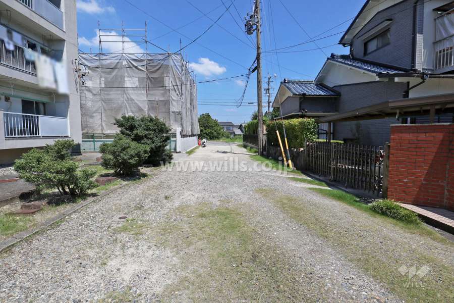 敷地東側の前面道路（南側から）