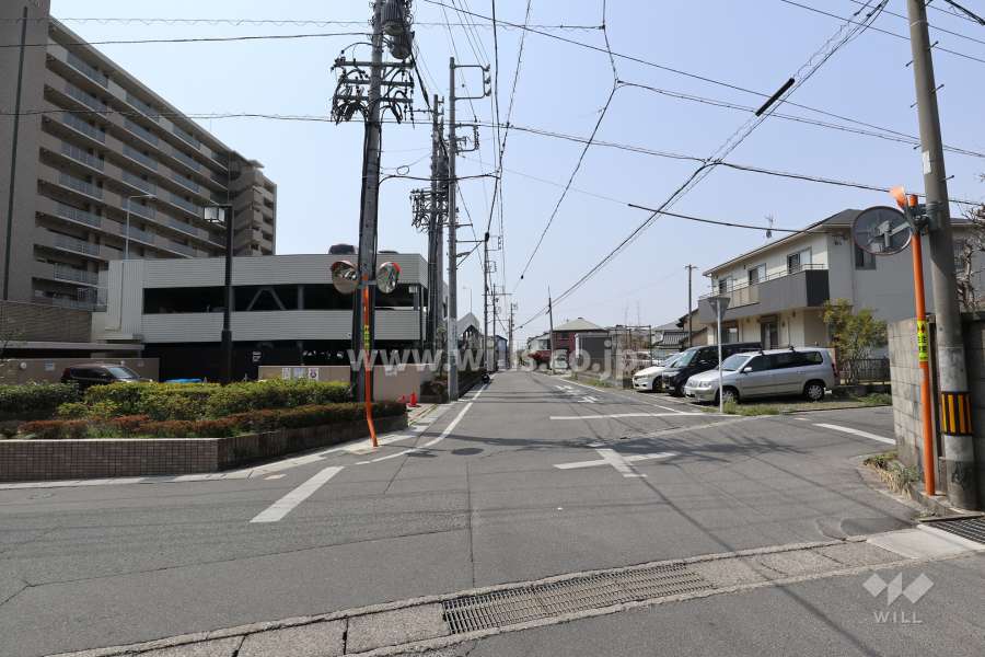 敷地北側の前面道路（東側から）
