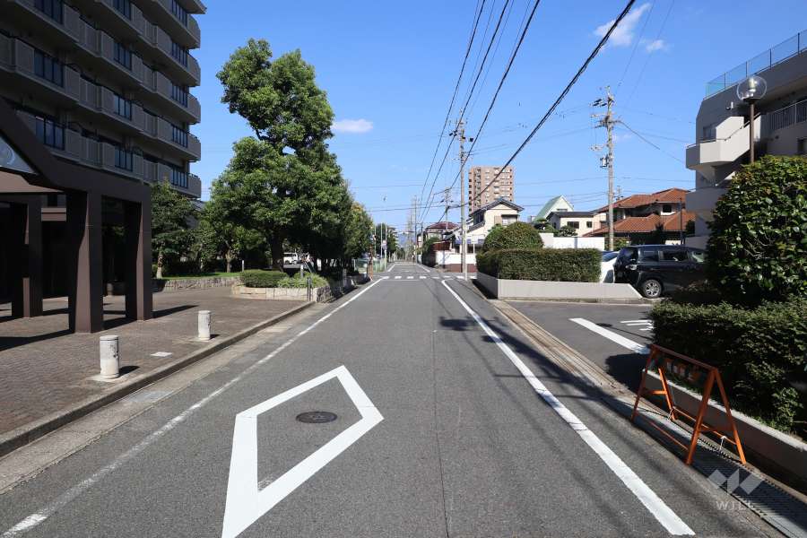 敷地の北側前面道路（東側から）
