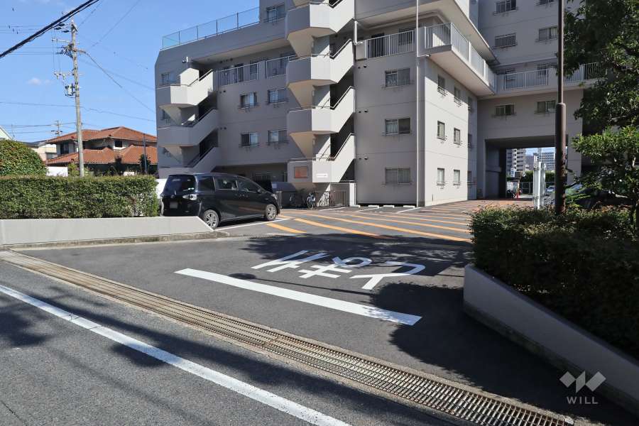 北東側駐車場の出入り口