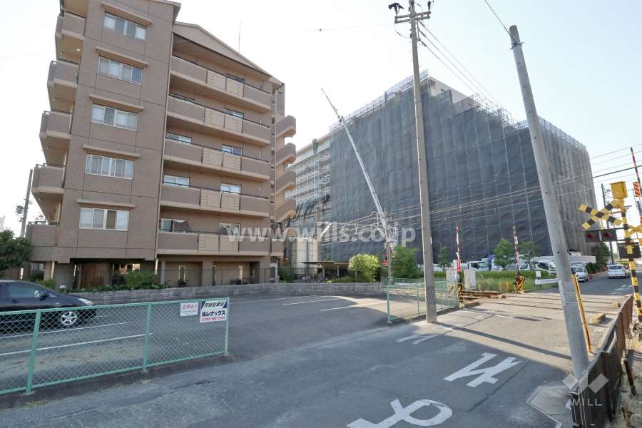 フレスト三郷の全景。北側に線路が通っています。