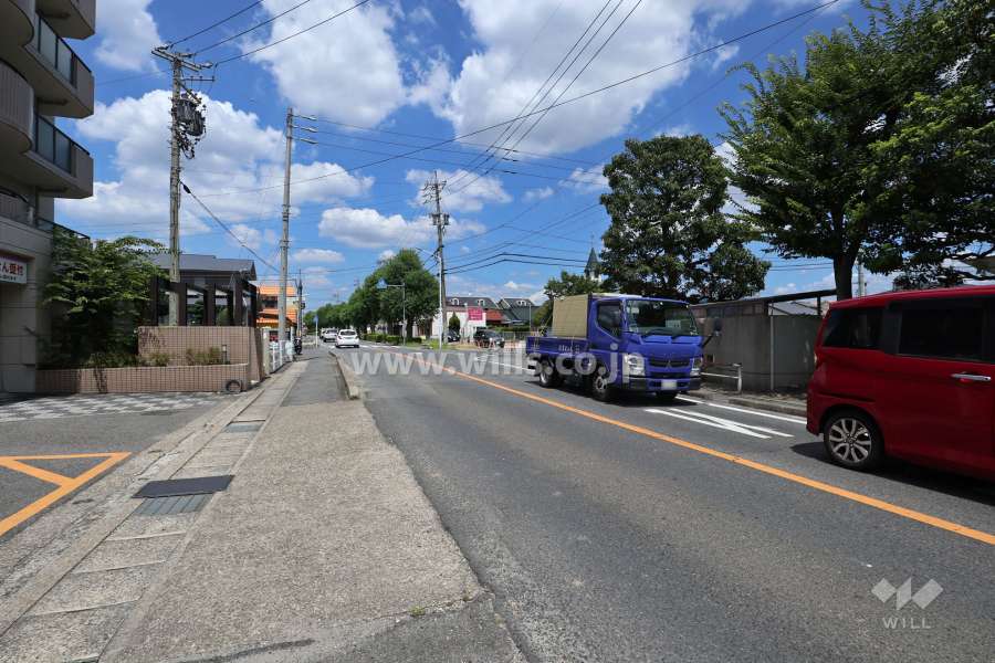 敷地東側の前面道路（南側から）