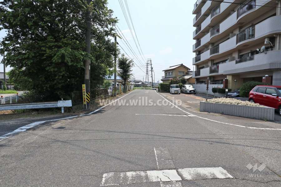 敷地南東側の前面道路（北東側から）