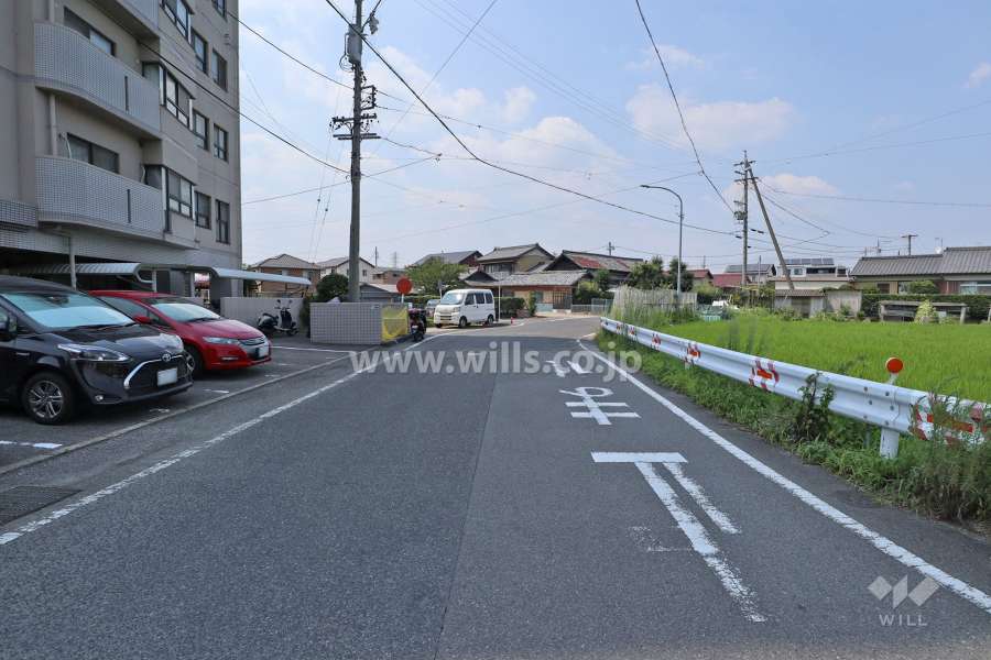 敷地北東側の前面道路（南東側から）