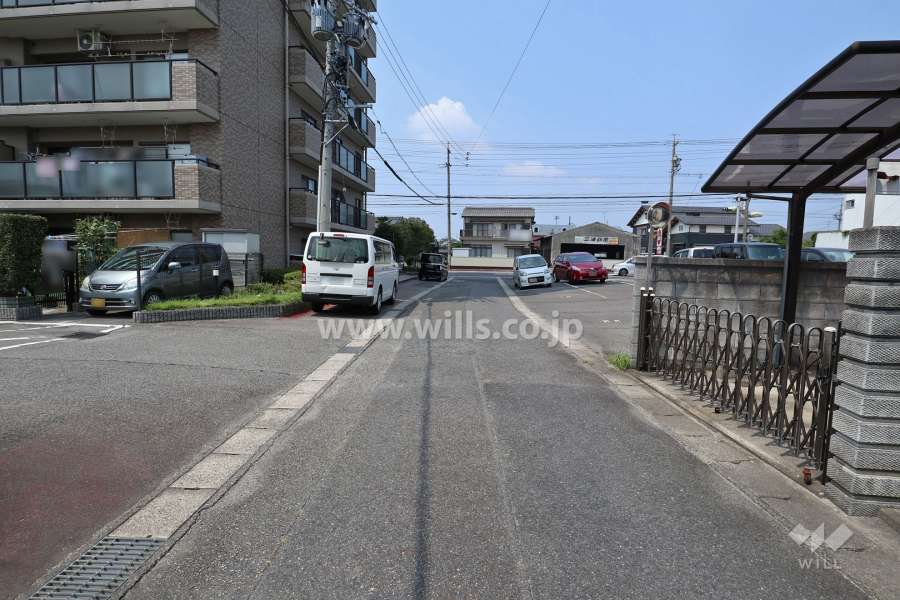 敷地東側の前面道路（南側から）