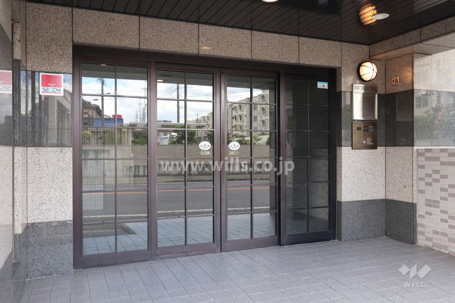 エントランスはオートロック付きです。