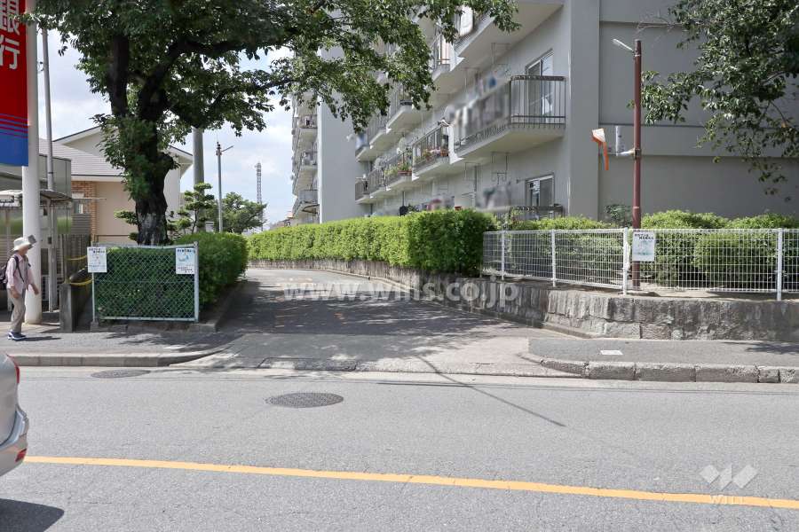 駐車場出入り口 