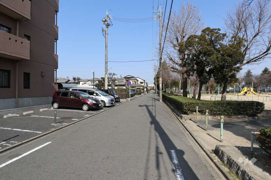 敷地東側の前面道路（南側から）