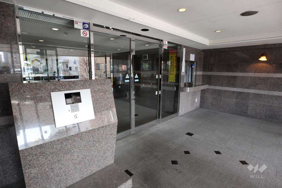 エントランスはオートロック付きです。