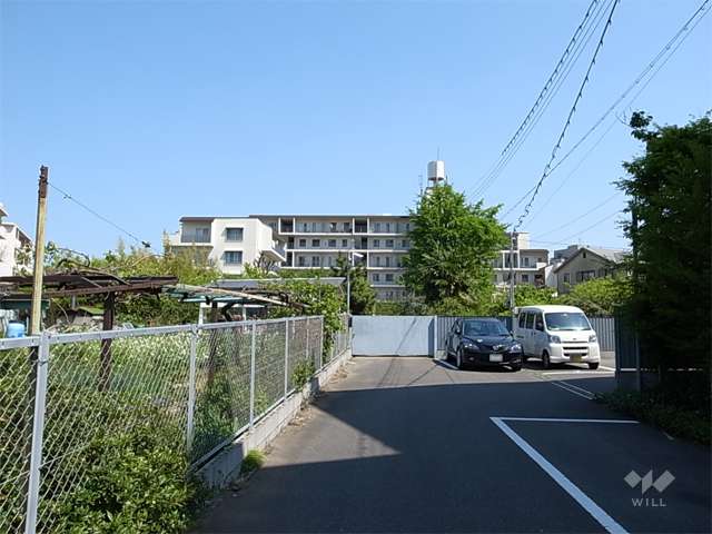 パロス山手町の遠景。周辺は一戸建てとマンションが混在する静かな住宅地です。