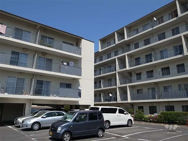 豊津パロス山手町B棟（手前）とA棟（奥）の外観（西側から）