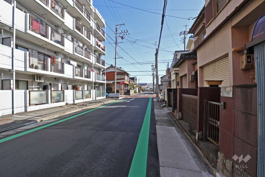 敷地南側の前面道路（西側から）