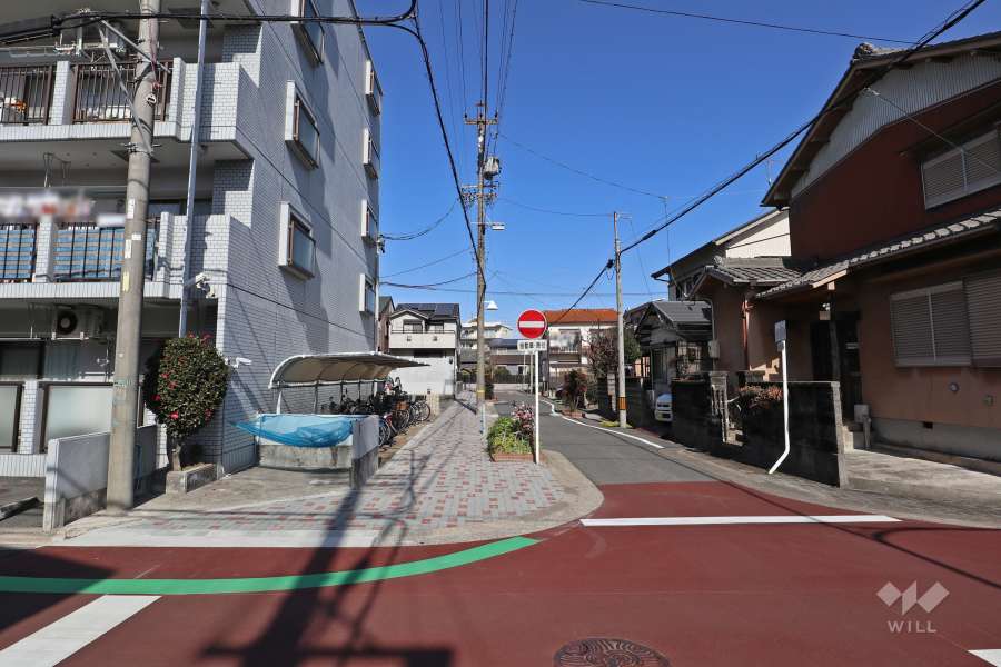 敷地東側の前面道路（南側から）
