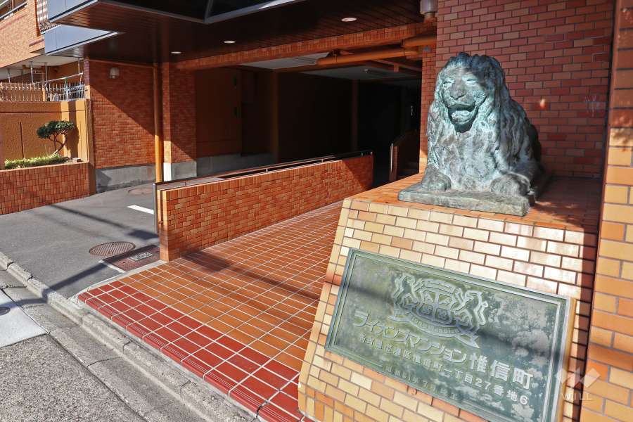 銘板と銅像