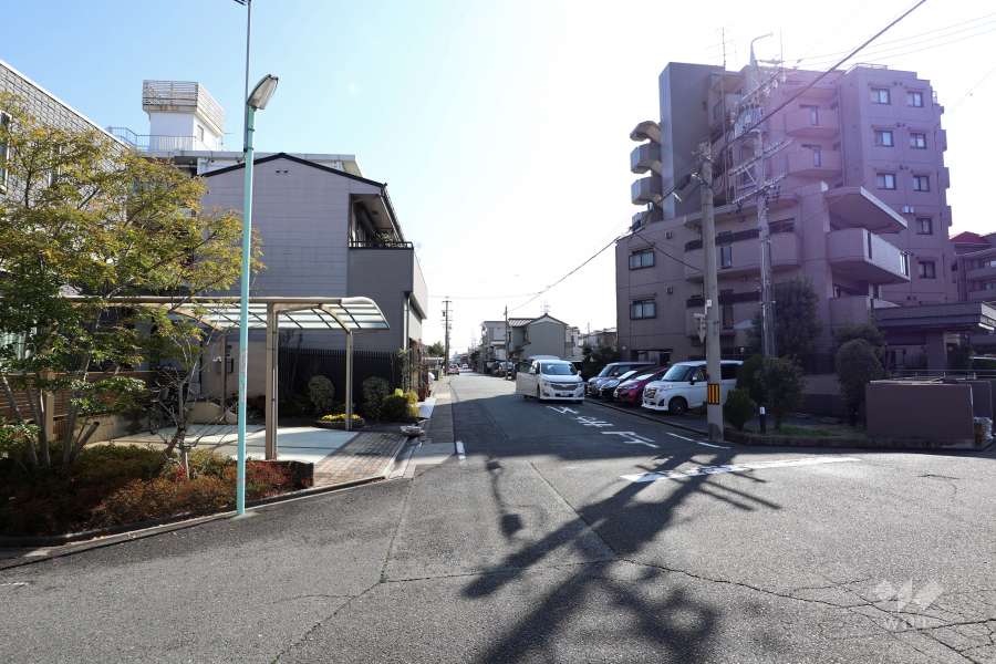 敷地北側の前面道路（西側から）