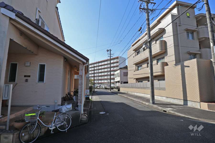 敷地東側の前面道路（北側から）