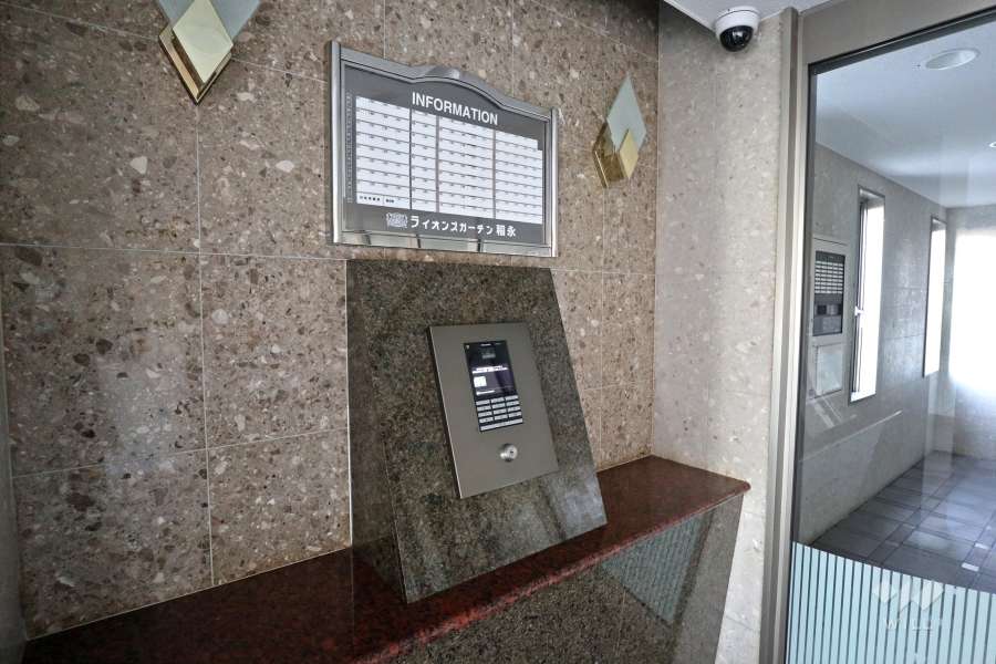 オートロックと案内板