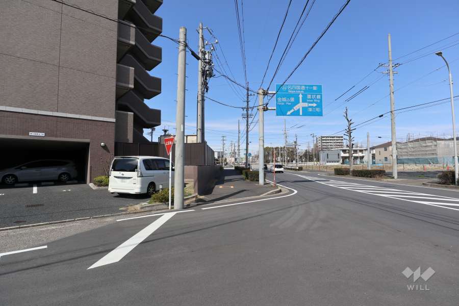敷地北東側の前面道路（南東側から）